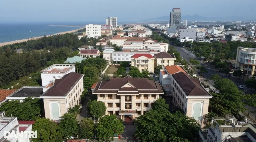 Bộ Chính trị yêu cầu thống kê toàn bộ trụ sở, nhà đất dôi dư sau sáp nhập để quản lý, khai thác hiệu quả, tránh lãng phí tài sản công.