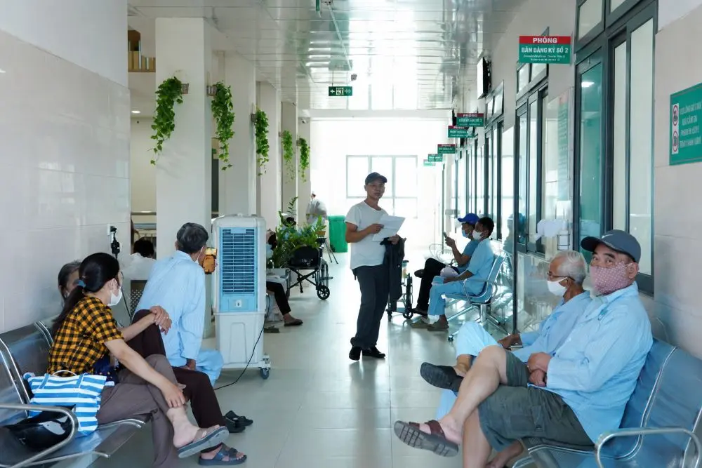 Nhiều người trẻ mắc lao nhưng nhập viện muộn khiến phổi tổn thương nặng. Tìm hiểu nguyên nhân và khuyến cáo từ bác sĩ.