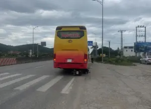 Vụ xe khách lùi cán qua khiến 2 mẹ con tử vong gây xót xa. Cơ quan chức năng đang điều tra nguyên nhân vụ tai nạn.