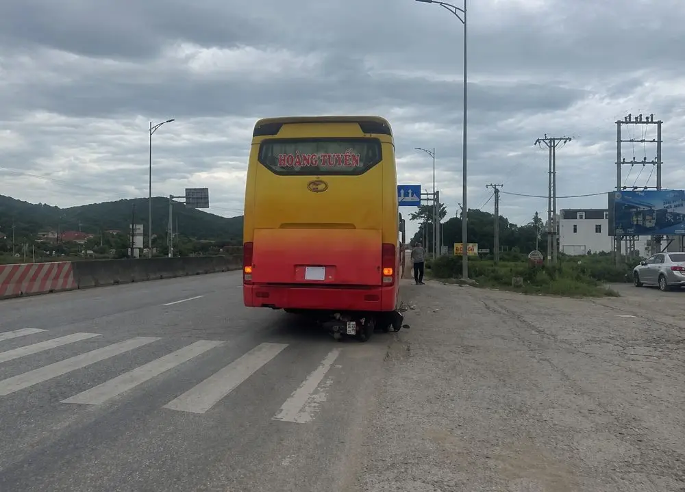 Vụ xe khách lùi cán qua khiến 2 mẹ con tử vong gây xót xa. Cơ quan chức năng đang điều tra nguyên nhân vụ tai nạn.