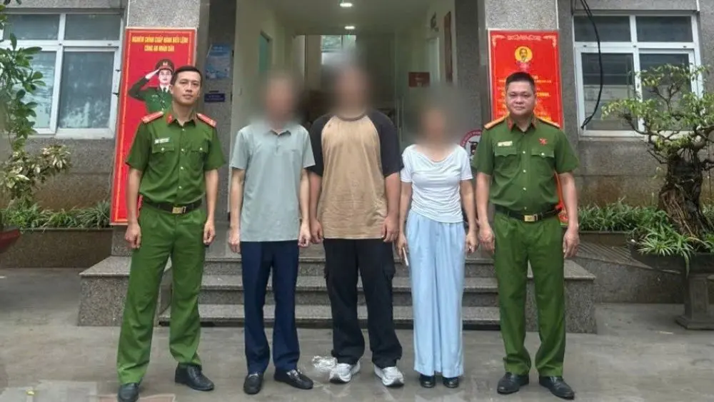 Nam sinh năm cuối suýt trở thành nạn nhân của chiêu trò "bắt cóc online" được công an hỗ trợ trở về an toàn cùng gia đình.