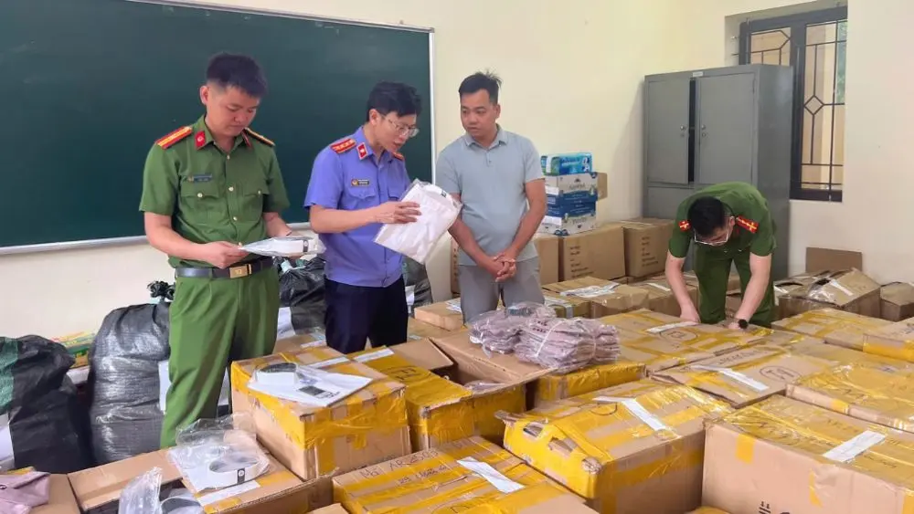 Khởi tố người đàn ông làm giả gần 16.000 sản phẩm nhãn hiệu Owen, thu lợi hơn 2 tỷ đồng. Xem diễn biến vụ án và tang vật bị thu giữ.