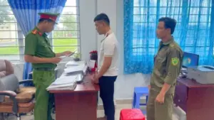 Khởi tố 28 người mang hung khí gây rối khu dân cư, cơ quan công an tiếp tục điều tra làm rõ vai trò các đối tượng. Xem chi tiết vụ án.