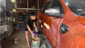 Cậu bé mồ côi 13 tuổi làm hè tại ga ra ô tô để dành tiền mua bảo hiểm y tế, nghị lực vượt khó khiến nhiều người xúc động.