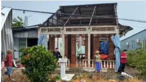 Lốc xoáy ở Cà Mau hất văng bé gái 11 tuổi, khoảnh khắc kinh hoàng và hậu quả thiên tai khiến nhiều người ám ảnh.