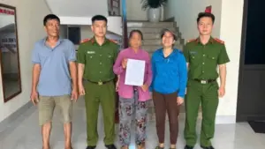 Công an phường Hoàng Mai phối hợp Agribank ngăn cụ bà 74 tuổi chuyển 250 triệu đồng cho kẻ mạo danh cơ quan chức năng.