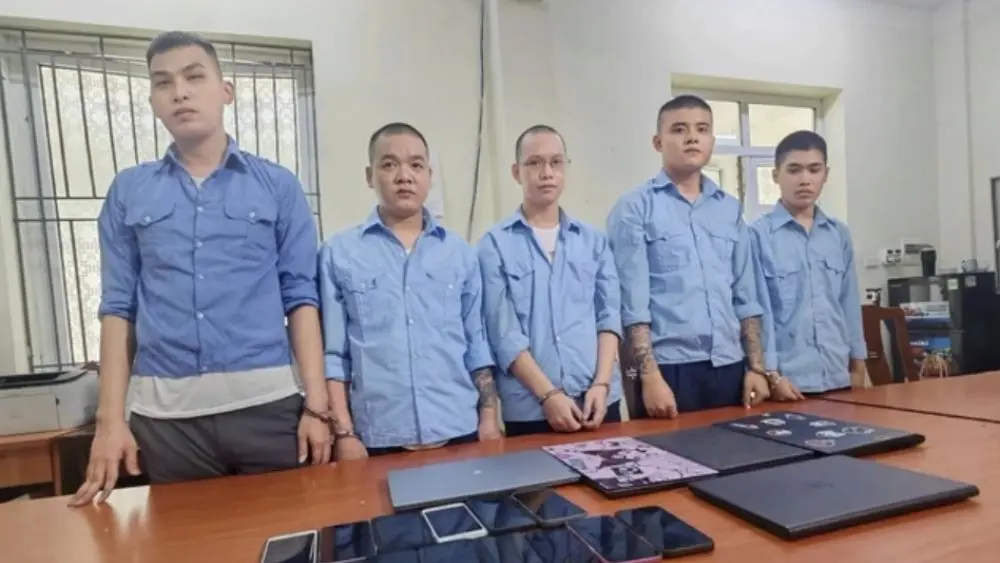 Công an TP Hà Nội khởi tố 9 bị can trong vụ bán phần mềm vượt xác thực sinh trắc học, liên quan vụ chiếm đoạt hơn 14 tỷ đồng.