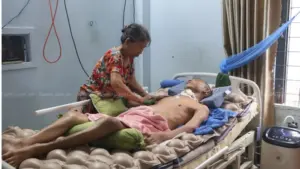 Chồng bị tai nạn lao động nằm liệt một chỗ, gia đình kiệt quệ với 3 con nhỏ, rất cần sự chung tay giúp đỡ của bạn đọc.