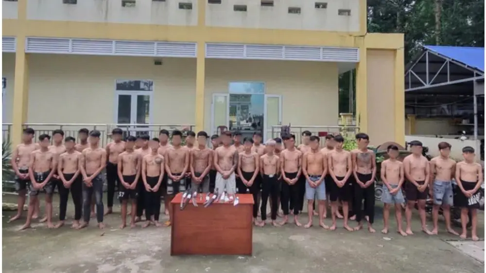 Công an phường Bình Lộc triệu tập 38 thanh thiếu niên sau khi kịp thời ngăn chặn vụ hẹn đánh nhau tại sân bóng, thu giữ nhiều hung khí.