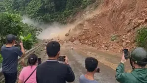 Thảm họa thành content gây tranh cãi khi nhiều người bất chấp nguy hiểm quay phim, chụp ảnh hiện trường để câu view trên mạng xã hội.