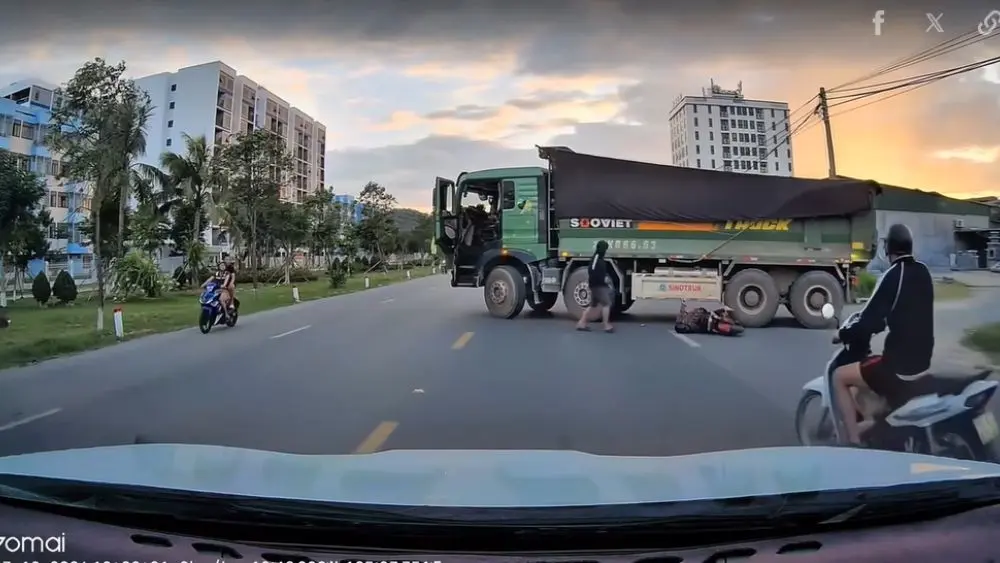 Người phụ nữ đi xe đạp điện bất ngờ lao thẳng vào gầm xe tải ở Quảng Trị dù phương tiện đang di chuyển, khiến nhiều người bàng hoàng.