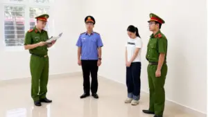 Bắt tạm giam Phạm Thị Huyền sau khi phát hiện 283 sản phẩm trang sức giả mạo nhãn hiệu nổi tiếng, trị giá gần 4 tỷ đồng.