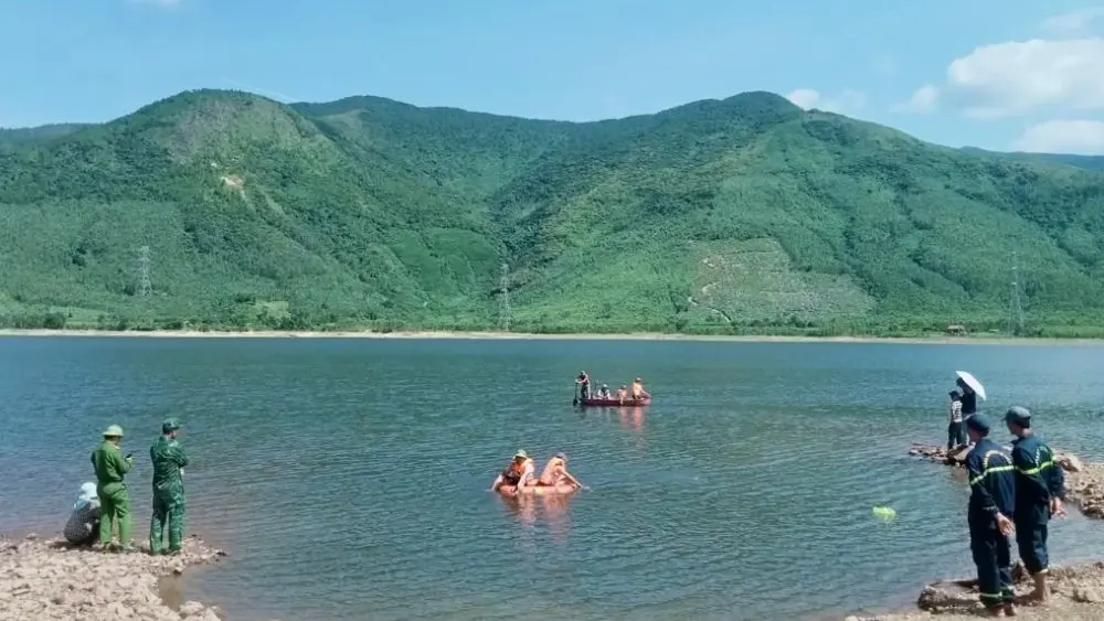 Hai cậu cháu tử vong dưới hồ thủy lợi ở Quảng Trị sau một đêm mất tích. Xem diễn biến vụ việc và thông tin từ cơ quan chức năng.