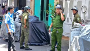 Công an phường Cầu Ông Lãnh xác minh vụ cô gái ném gạch vào cửa kính một căn nhà ở trung tâm TPHCM, video lan truyền gây chú ý.