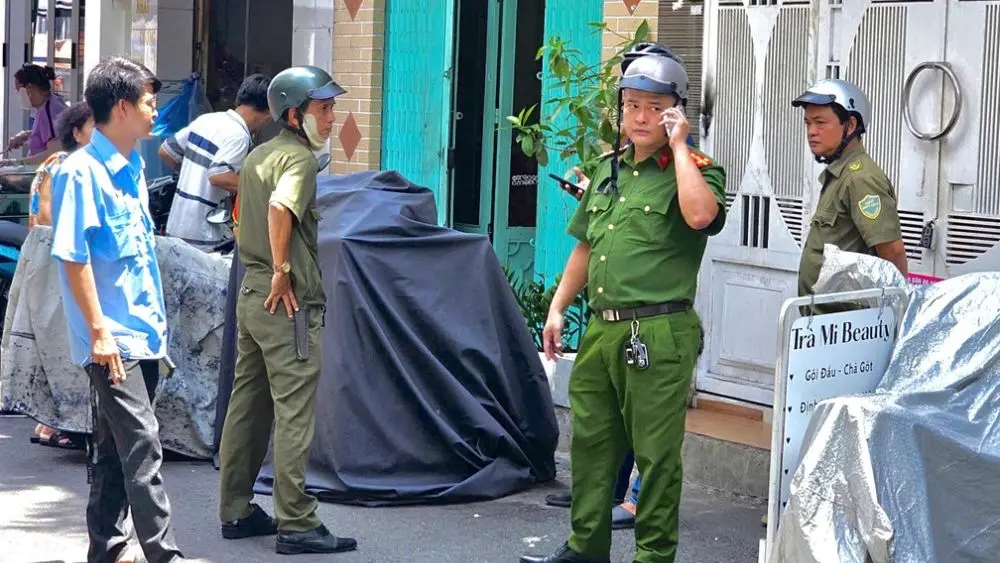Công an phường Cầu Ông Lãnh xác minh vụ cô gái ném gạch vào cửa kính một căn nhà ở trung tâm TPHCM, video lan truyền gây chú ý.