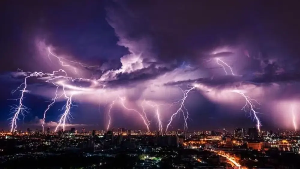 Hà Nội, Ninh Bình và Hưng Yên ghi nhận hàng trăm cú sét trong đợt mưa dông rạng sáng 25/7. Diễn biến thời tiết được cập nhật mới nhất.