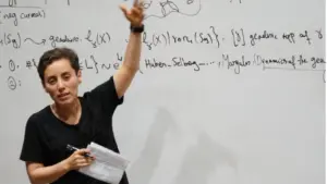 Ba người phụ nữ hiếm hoi từng đoạt Huy chương Fields - giải thưởng được ví như "Nobel Toán học", ghi dấu những cột mốc đặc biệt của Toán học thế giới.