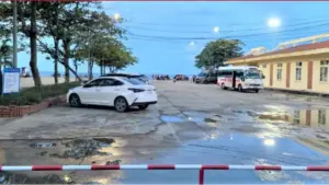 Chủ bãi giữ xe ở Cửa Lò bị phạt 7,5 triệu đồng vì thu phí cao hơn giá niêm yết, địa phương siết chặt quản lý dịch vụ du lịch.