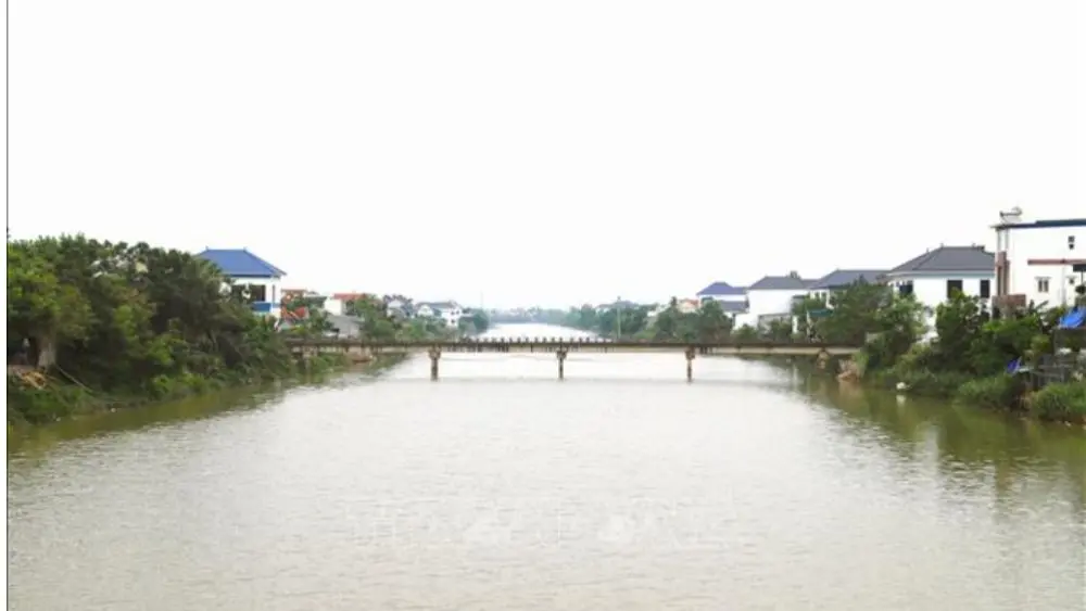 Cầu Hồng Phong ở Nghệ An xuống cấp nghiêm trọng sau hơn 40 năm sử dụng, người dân vẫn phải lưu thông do chưa có tuyến thay thế.