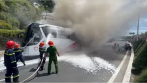 Xe khách bất ngờ bốc cháy dữ dội gần Trường Đại học Nha Trang, lực lượng PCCC nhanh chóng có mặt dập lửa. Xem diễn biến vụ việc.