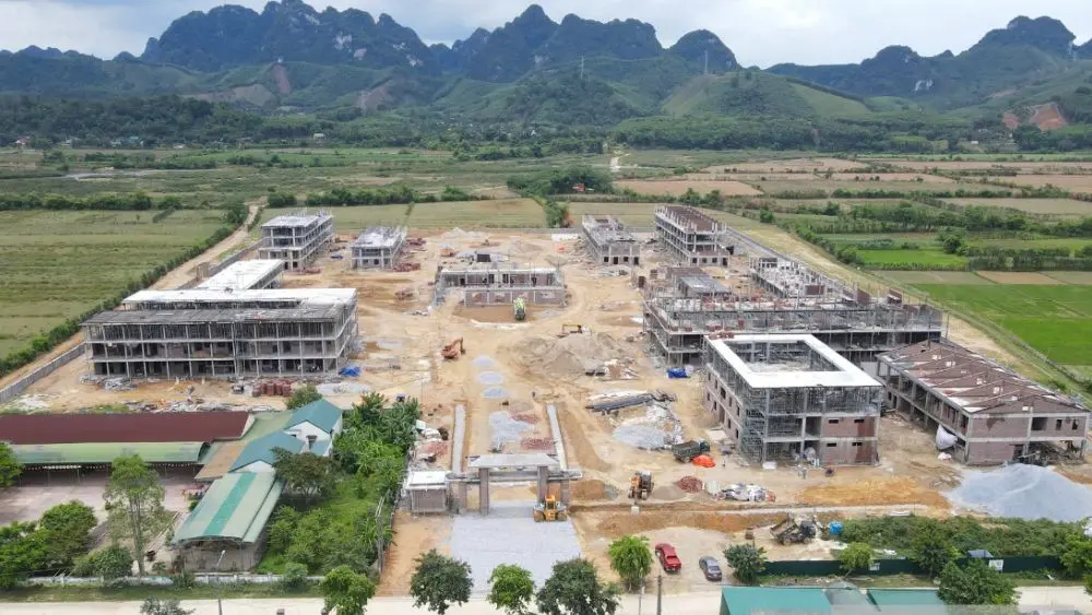 Nghệ An tăng tốc xây dựng trường liên cấp vùng biên, các nhà thầu chạy đua tiến độ để kịp đưa công trình vào sử dụng trước năm học mới.