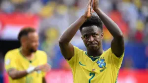 Vinicius xin lỗi người hâm mộ sau khi Brazil dừng bước ở World Cup 2026 và hứa trở lại mạnh mẽ hơn.