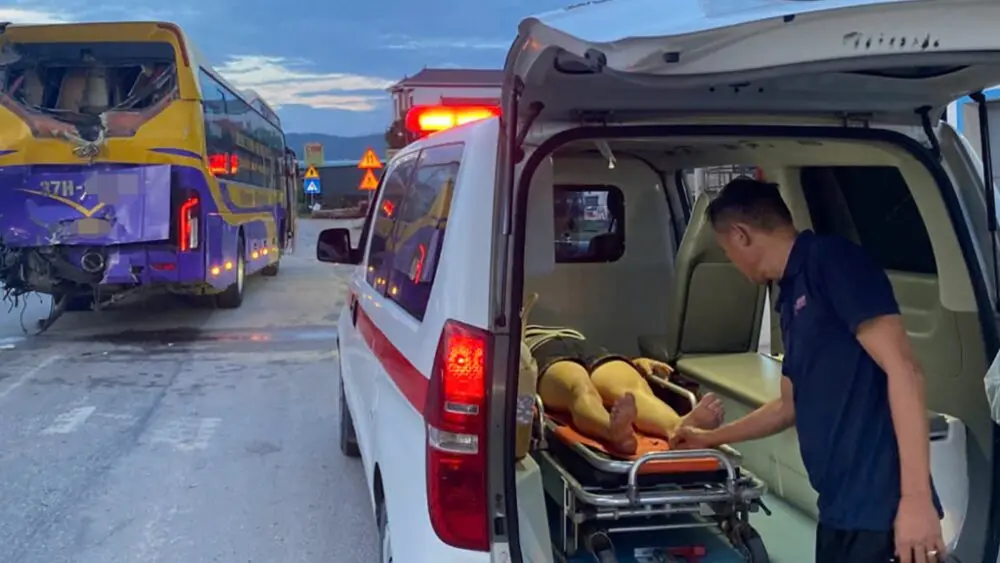 Hai xe khách va chạm trên Quốc lộ 1 khiến 3 người bị thương, phương tiện hư hỏng nặng. Xem diễn biến và nguyên nhân vụ tai nạn.