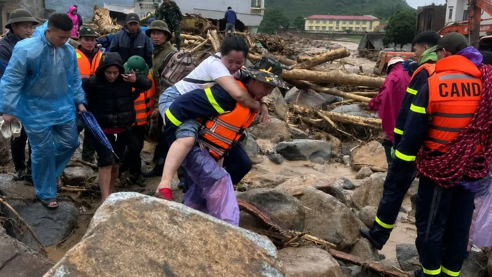 Lũ quét Lai Châu: lực lượng chức năng khẩn trương tìm kiếm nạn nhân, cứu người mắc kẹt và khắc phục hậu quả thiên tai.
