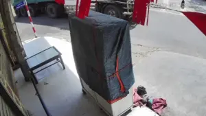 Người phụ nữ đi xe đạp điện lao vào gầm xe tải ở Quảng Trị, tình huống gây chú ý và là lời cảnh báo về an toàn giao thông.