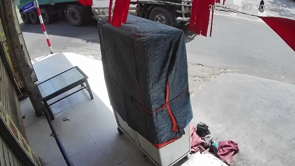 Người phụ nữ đi xe đạp điện lao vào gầm xe tải ở Quảng Trị, tình huống gây chú ý và là lời cảnh báo về an toàn giao thông.