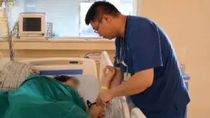 Thiếu niên 15 tuổi đột quỵ não khi đang ở nhà vệ sinh, được cấp cứu trong giờ vàng và can thiệp kịp thời. Xem dấu hiệu cảnh báo sớm.