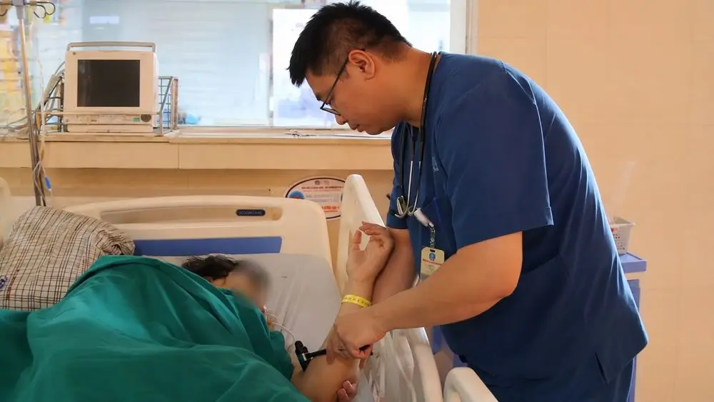 Thiếu niên 15 tuổi đột quỵ não khi đang ở nhà vệ sinh, được cấp cứu trong giờ vàng và can thiệp kịp thời. Xem dấu hiệu cảnh báo sớm.
