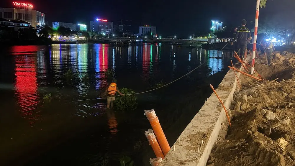Hai bé trai tắm trên rạch Long Xuyên, An Giang, một em tử vong, một em mất tích. Lực lượng chức năng đang khẩn trương tìm kiếm.