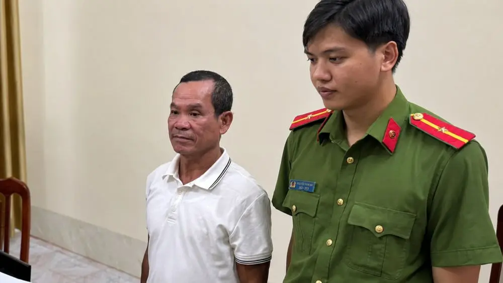 Khởi tố hai người đàn ông sau vụ xô xát khi uống rượu khiến cả hai bị thương. Diễn biến vụ việc và kết quả điều tra mới nhất.