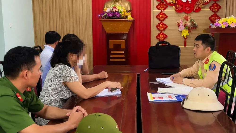 Nữ tài xế vượt rào chắn đường sắt bị xử phạt và tước giấy phép lái xe. Diễn biến vụ việc và mức xử lý mới nhất.