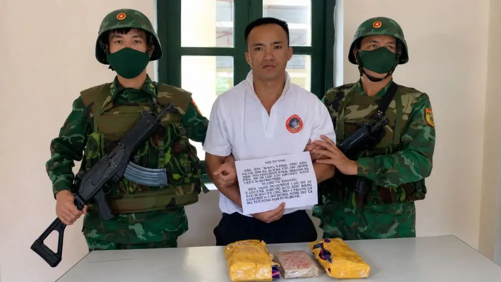 Nghệ An bắt 2 đối tượng, thu giữ hơn 15.000 viên ma túy tổng hợp và 1 bánh heroin. Xem chi tiết vụ án và tang vật bị thu giữ.