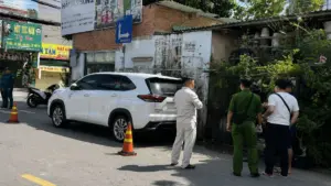 Người đàn ông tử vong trong ô tô ở TPHCM, công an phong tỏa hiện trường điều tra nguyên nhân vụ việc. Xem diễn biến mới nhất.