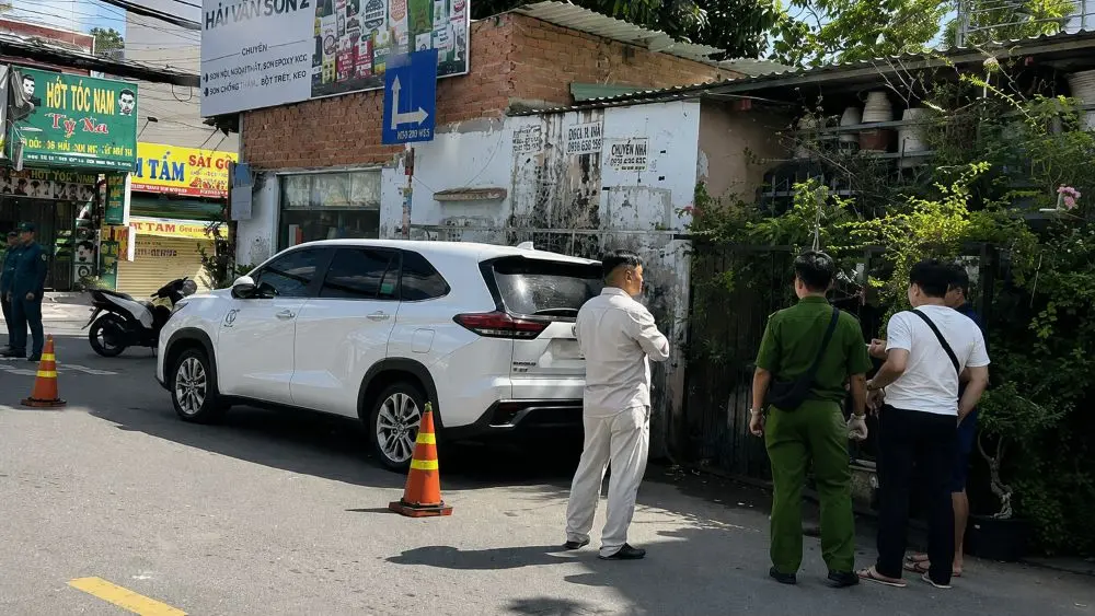 Người đàn ông tử vong trong ô tô ở TPHCM, công an phong tỏa hiện trường điều tra nguyên nhân vụ việc. Xem diễn biến mới nhất.