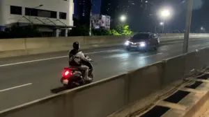 Nam thanh niên đi xe máy ngược chiều trên đường Vành đai 3 trên cao tông vào ô tô. Diễn biến vụ việc và thông tin mới nhất.