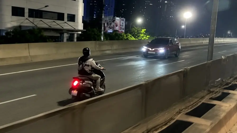 Nam thanh niên đi xe máy ngược chiều trên đường Vành đai 3 trên cao tông vào ô tô. Diễn biến vụ việc và thông tin mới nhất.