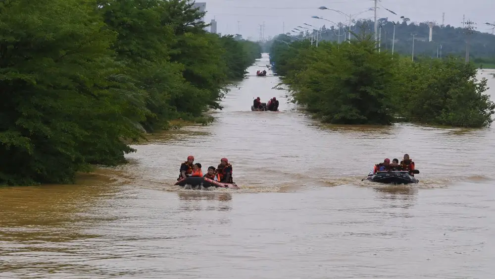 Châu Á hứng mưa lũ gây thiệt hại, trong khi châu Âu đối mặt nắng nóng kỷ lục. Diễn biến thời tiết cực đoan mới nhất.