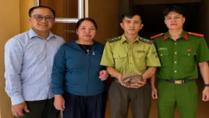 Người dân tự nguyện giao nộp cá thể tê tê Java quý hiếm cho cơ quan chức năng, góp phần bảo vệ động vật hoang dã và đa dạng sinh học.