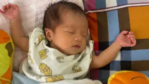 Bé gái sơ sinh bị bỏ rơi bên đường cùng lá thư nhờ nuôi giúp khiến nhiều người xót xa. Xem chi tiết vụ việc và diễn biến mới.