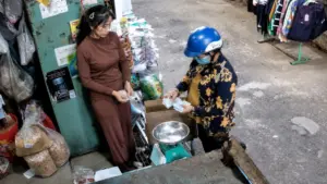 Người phụ nữ trở lại chợ ở TPHCM trả khoản nợ 500.000 đồng sau nhiều năm, mang đến cuộc gặp bất ngờ khiến nhiều người xúc động.