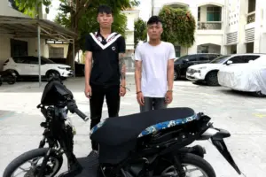 Hai đối tượng có tiền án bị điều tra sau 10 vụ đập kính ô tô trộm tài sản. Xem diễn biến mới của vụ án.