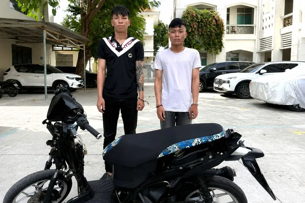 Hai đối tượng có tiền án bị điều tra sau 10 vụ đập kính ô tô trộm tài sản. Xem diễn biến mới của vụ án.
