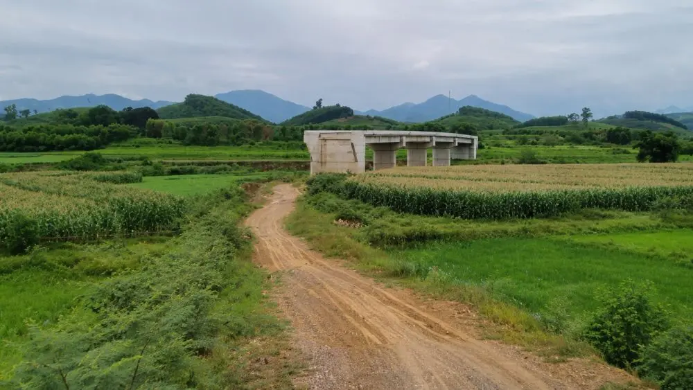 Cầu Mô Vĩnh xây xong nhưng chưa thể khai thác vì thiếu đường dẫn kết nối, gây lãng phí và ảnh hưởng việc đi lại của người dân.