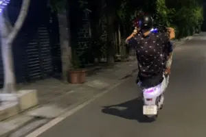 Nhóm thanh niên bốc đầu xe máy để quay clip đăng TikTok câu view, cơ quan công an vào cuộc xử lý các trường hợp vi phạm.
