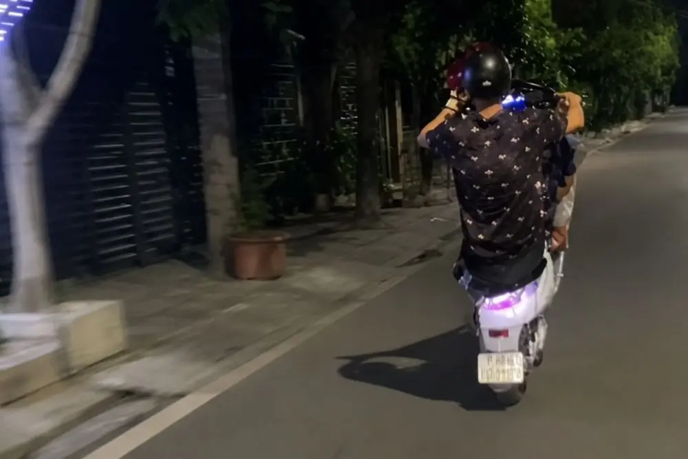 Nhóm thanh niên bốc đầu xe máy để quay clip đăng TikTok câu view, cơ quan công an vào cuộc xử lý các trường hợp vi phạm.
