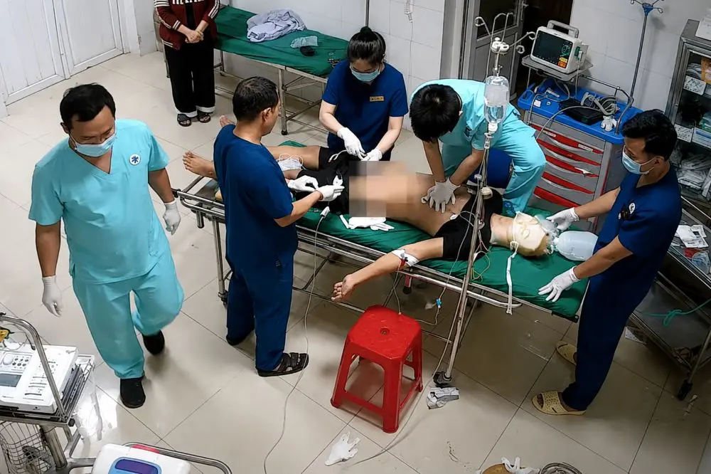 Ba bác sĩ thay phiên ép tim suốt 1 giờ cứu bệnh nhân ngừng tuần hoàn, nỗ lực giành lại sự sống đầy xúc động.